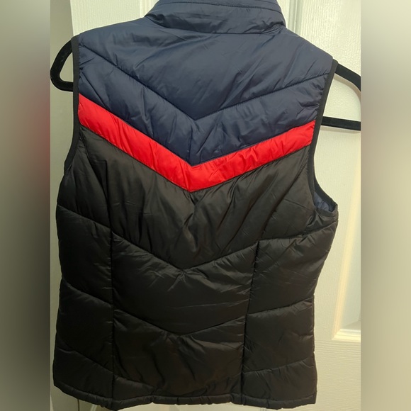 Tommy Hilfiger cute puffer vest with hood hidden inside the zip - Picture 2 of 3